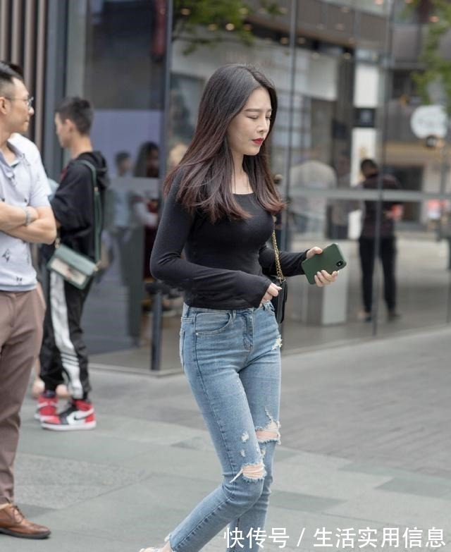 清纯 纯黑紧身长袖上衣搭配破牛仔裤，清纯妩媚，尽显皇室风范！