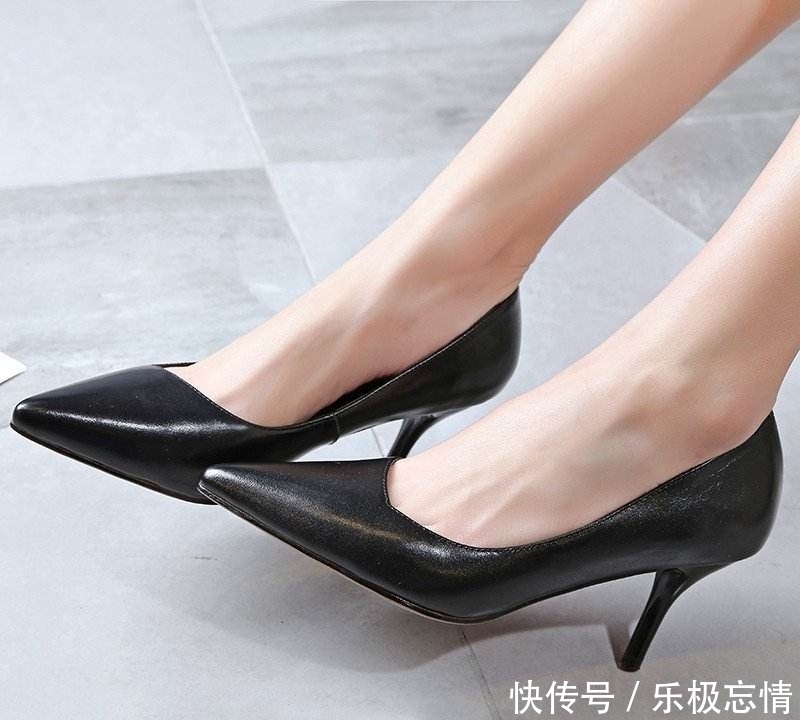 细跟鞋带来极其优雅的感觉，穿在脚上别有一番韵味