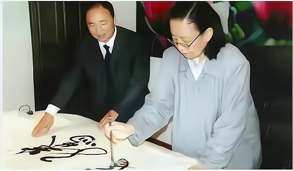 浑厚&李讷的书法颜骨舒同韵,个性十足,沉着冷静,刚劲挺拔,明朗清晰