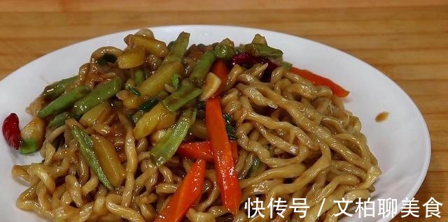 干辣椒|面条别再煮着吃，教你一个新吃法，比大鱼大肉过瘾，一锅不够吃