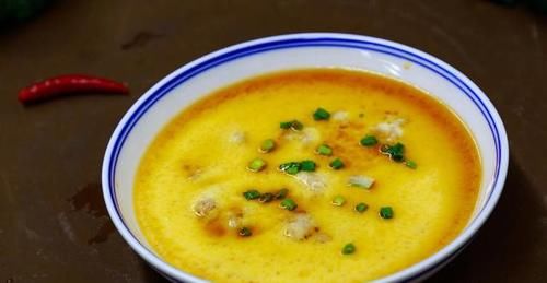 做鸡蛋羹时，水的比例最重要，牢记3个技巧，鸡蛋羹滑嫩爽口