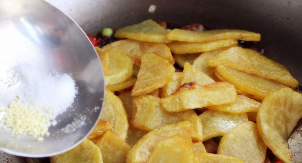 炒土豆丝|炒土豆片,牢记别直接下锅炒,多做一步,土豆片入味还解馋,好吃