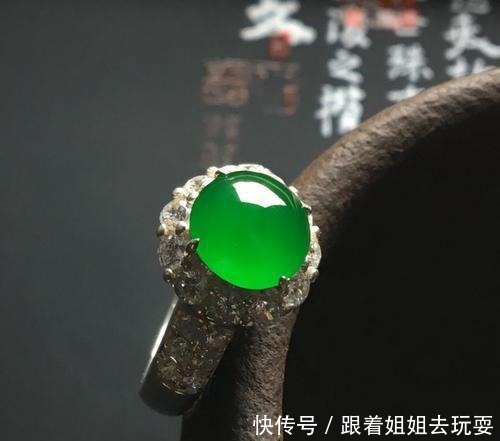  惹万千少女流连的阳绿翡翠究竟是什么样，它到底贵在哪里，怎么看