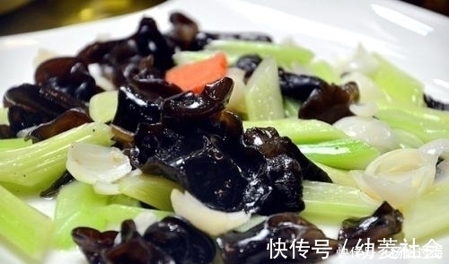 美容养颜|黑木耳和此物是绝配，一周吃一次，帮血管做个大扫除，美容养颜