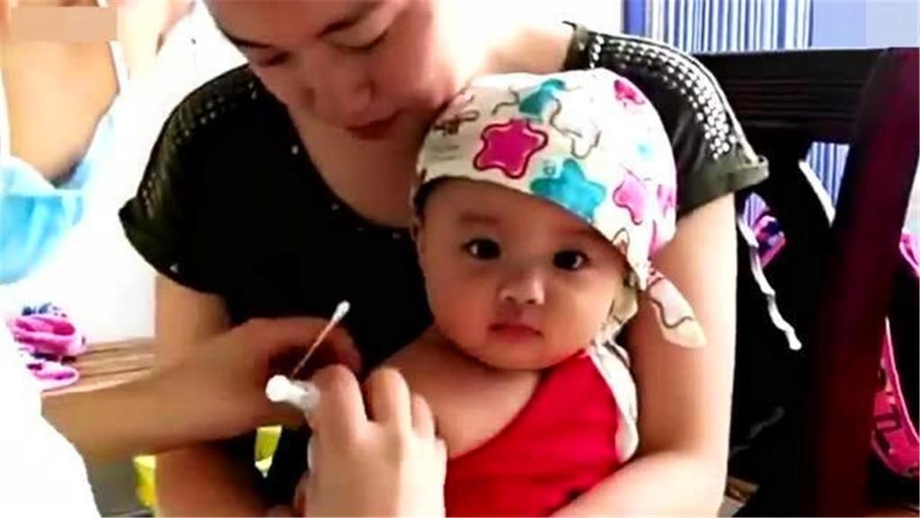 医生|8个月的宝宝接种疫苗，小表情让人忍俊不禁，医生：舍不得下手