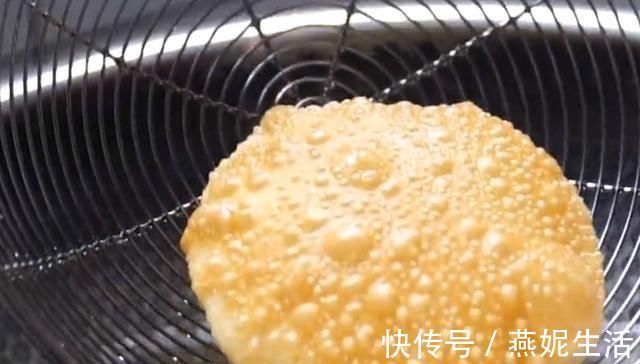 早餐别再做油条了，试试这样做，不用酵母、不用泡打粉，个个鼓泡