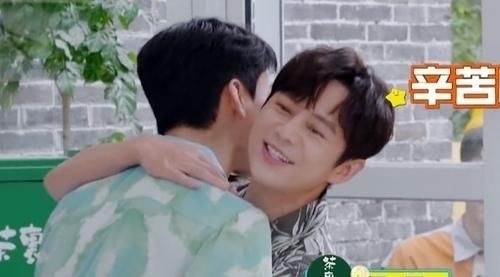 龔俊|龔俊，你也太高了吧？何炅要抬腳和他擁抱，虞書(shū)欣成了小矮人