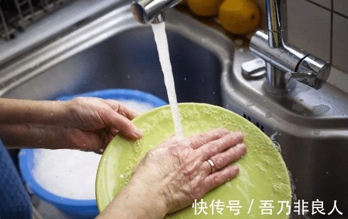 开水|碗筷用“开水”一泡就能消毒医生朋友很多人不知,难怪易生病!