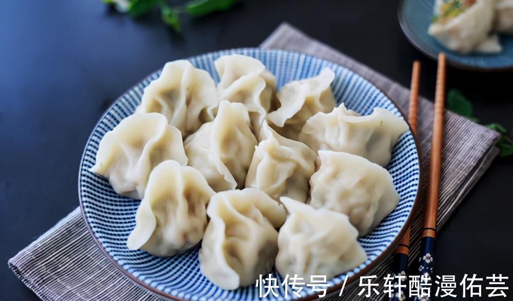 吃不完的饺子,最忌直接放冰箱,教你一招,饺子不开裂不破皮!