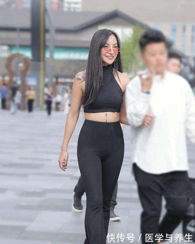 干净利落 黑色露背背心搭配黑色长款打底裤,整体韩风搭配,干净利落!