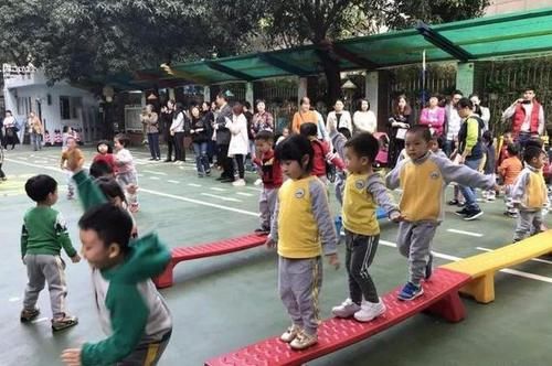 幼儿园老师发午餐照又撤回，细心父母发现问题，家长群里炸开锅