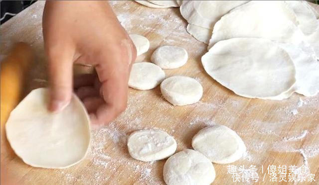 饺子皮只用来包饺子太可惜了！教你简单新吃法，比吃饺子还香