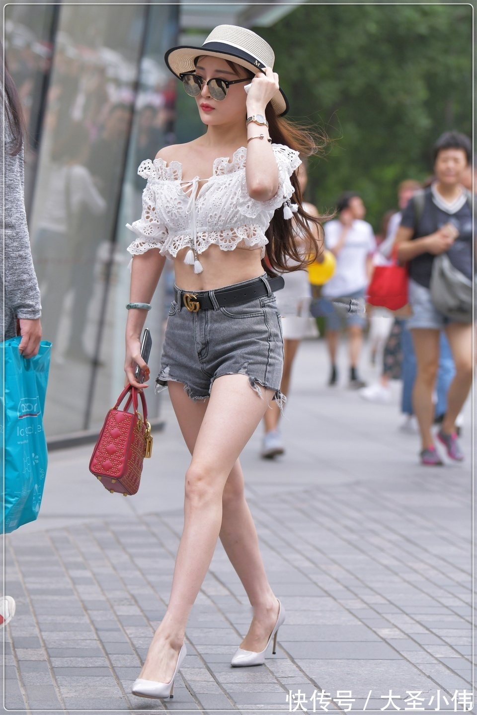 仙气飘飘|美女街拍:名媛风姐姐仙气飘飘,大街上即便长得不那么漂亮,也可以很打动人