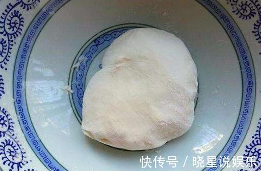 做烙饼时,别再用凉水和开水了,换成它,又软又香还出层,不发硬