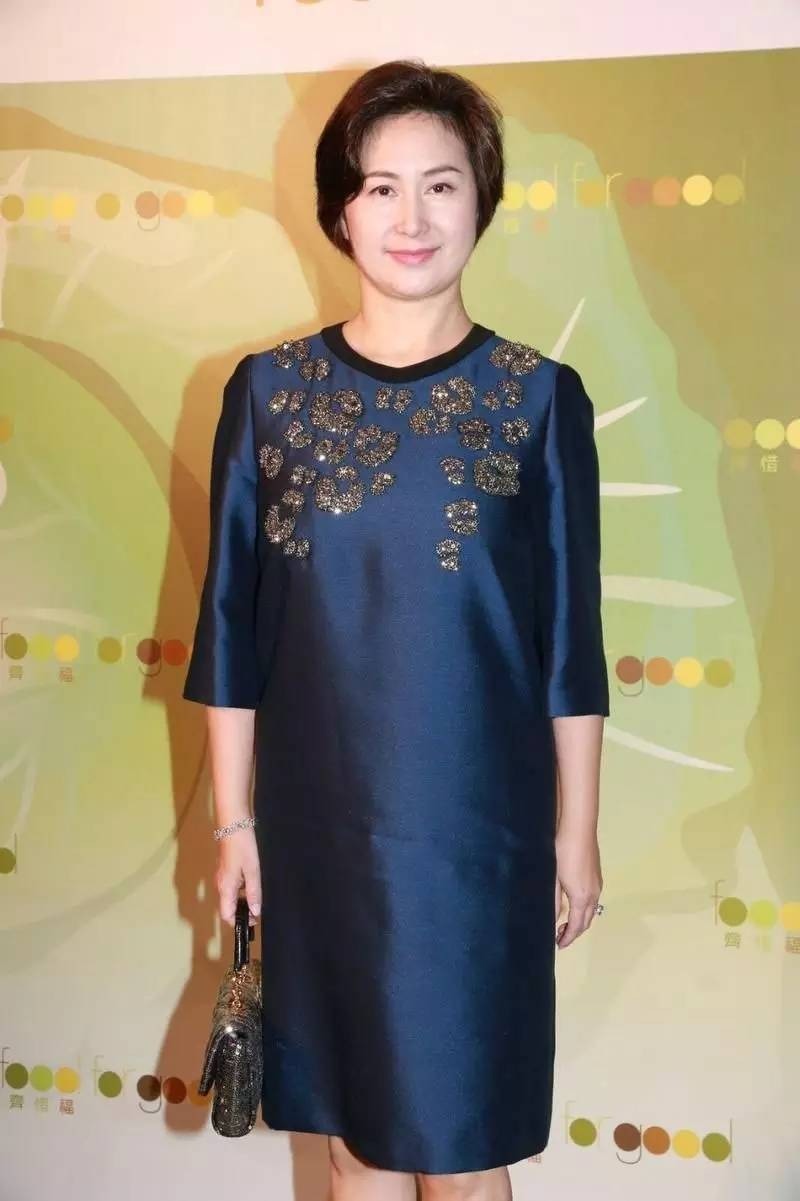 何超琼衣服品味真好!穿一件皮草披肩搭配连衣裙,秒变“贵妇”