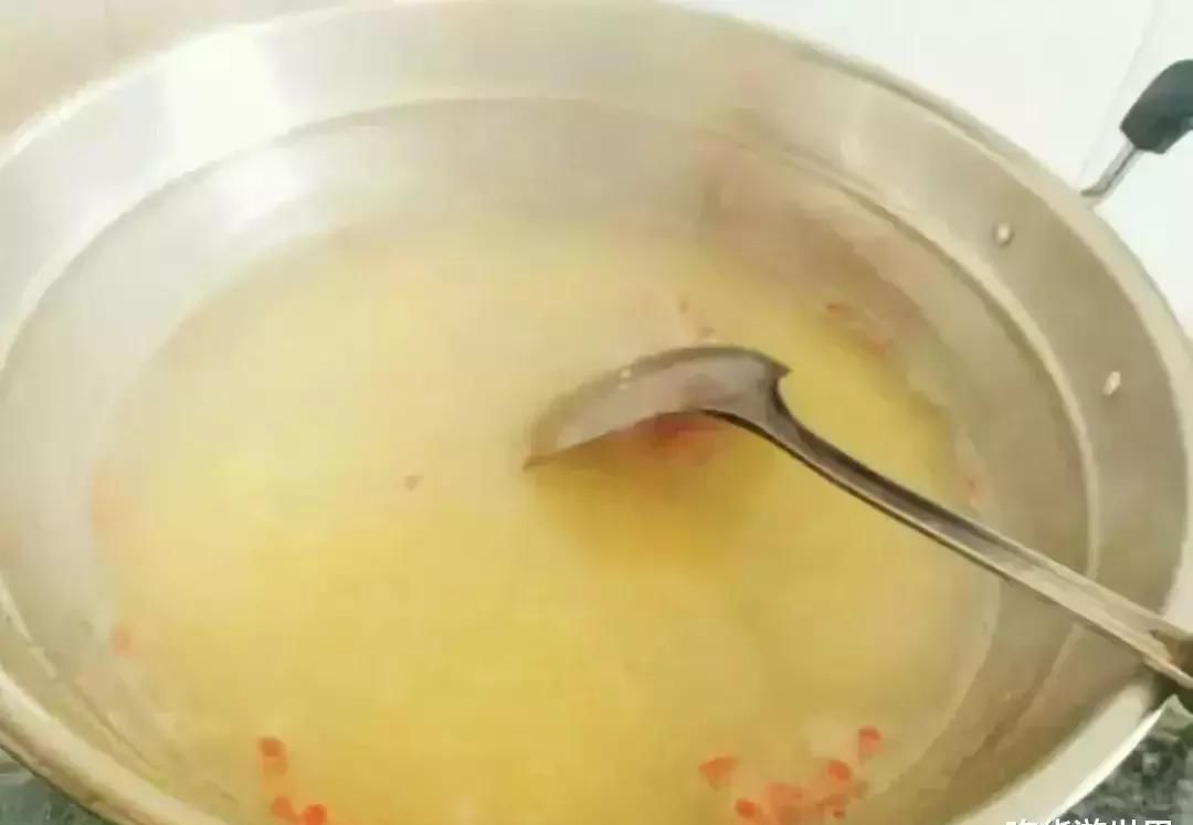 熬小米粥时,只加水是不行的,多加这样“东西”,米油多还分层