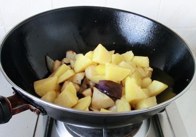 地三鲜,用长茄子还是用圆茄子区别很大,这样做不油腻,超下饭