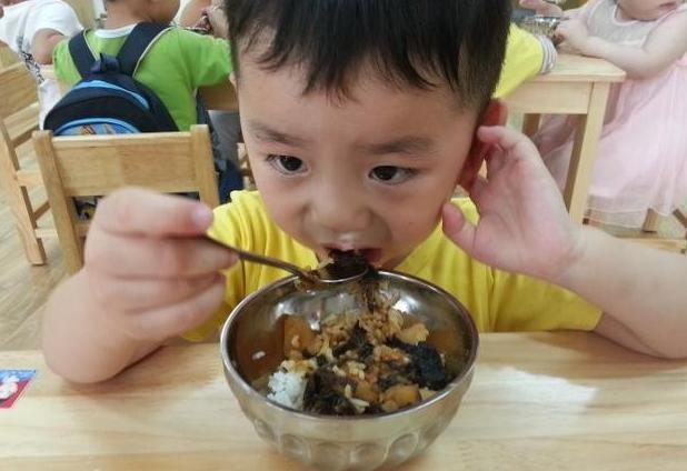 孩子|被医生称为“幼儿杀手”的2种食物,比垃圾还埋汰,仍有家长在喂