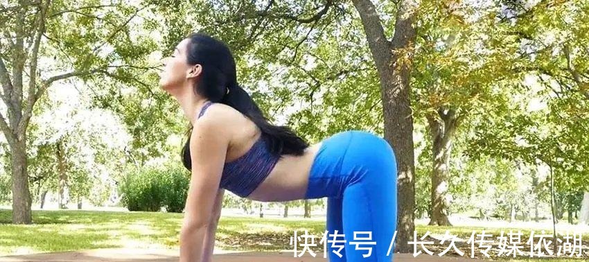 n瑜伽站立前屈最重要的不是手抓脚，而是转动骨盆！