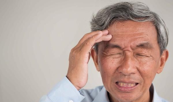 早上起床爱抽烟的人，5个异常出现，或是脑梗登门拜访