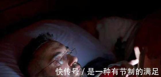 坏处|喜欢在睡觉前“玩手机”的人,一个月后,3个坏处会不请自来!
