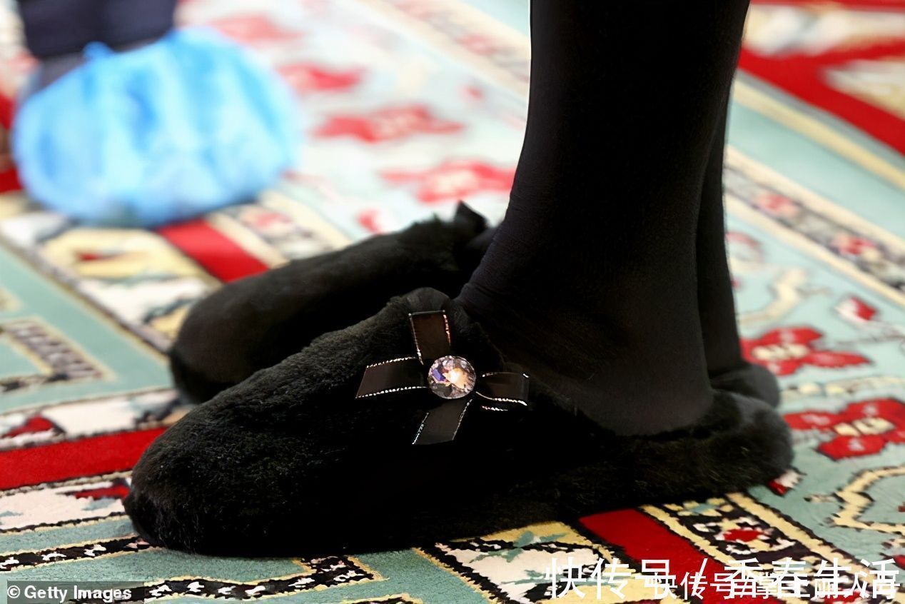 高跟鞋 卡米拉穿19英镑毛拖鞋亮相,头纱造型不输戴妃,更能碾压梅根