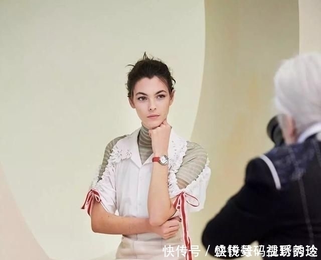 老佛爷独宠的“香奈儿女孩”,穿过10万美金高定,如今穿着一千元婚纱嫁了