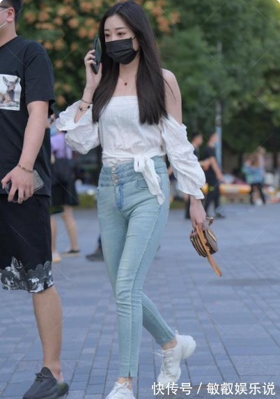 修身牛仔裤|白色抹胸装,搭配简单时尚的修身牛仔裤,令人心旷神怡