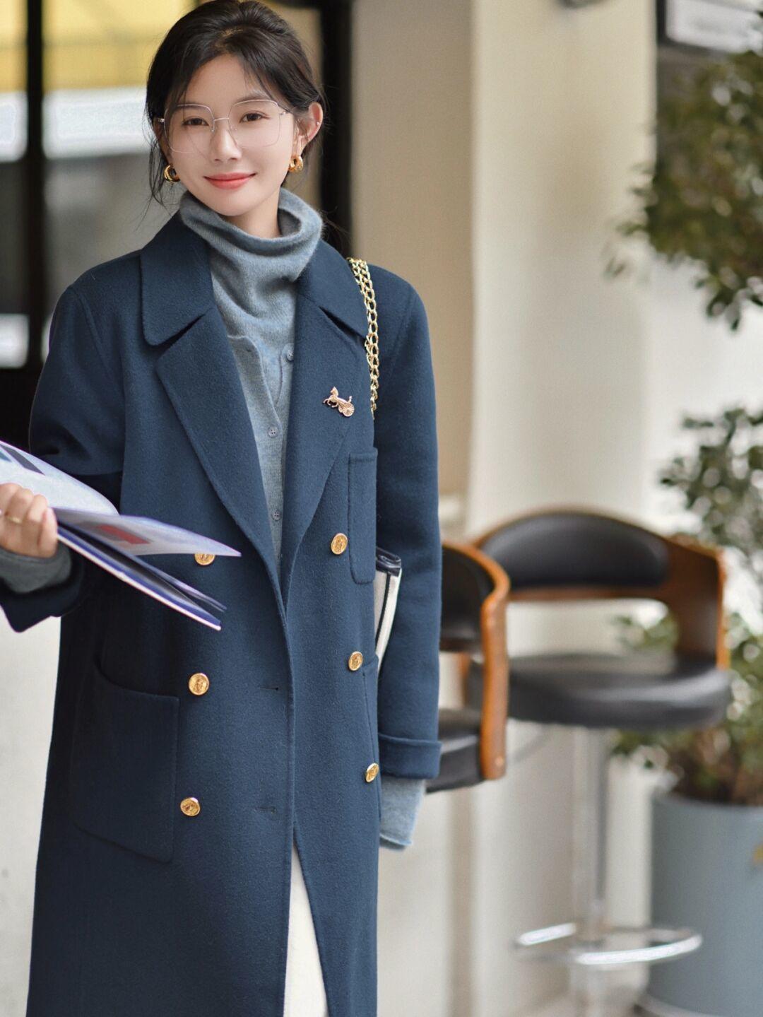 优雅|这个秋天熟女都爱穿“大衣+高领衫”,优雅知性,关键还很保暖
