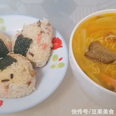 火腿肠|这道「一人食」牛肉饭团+泡面美味下饭，连着吃都不腻