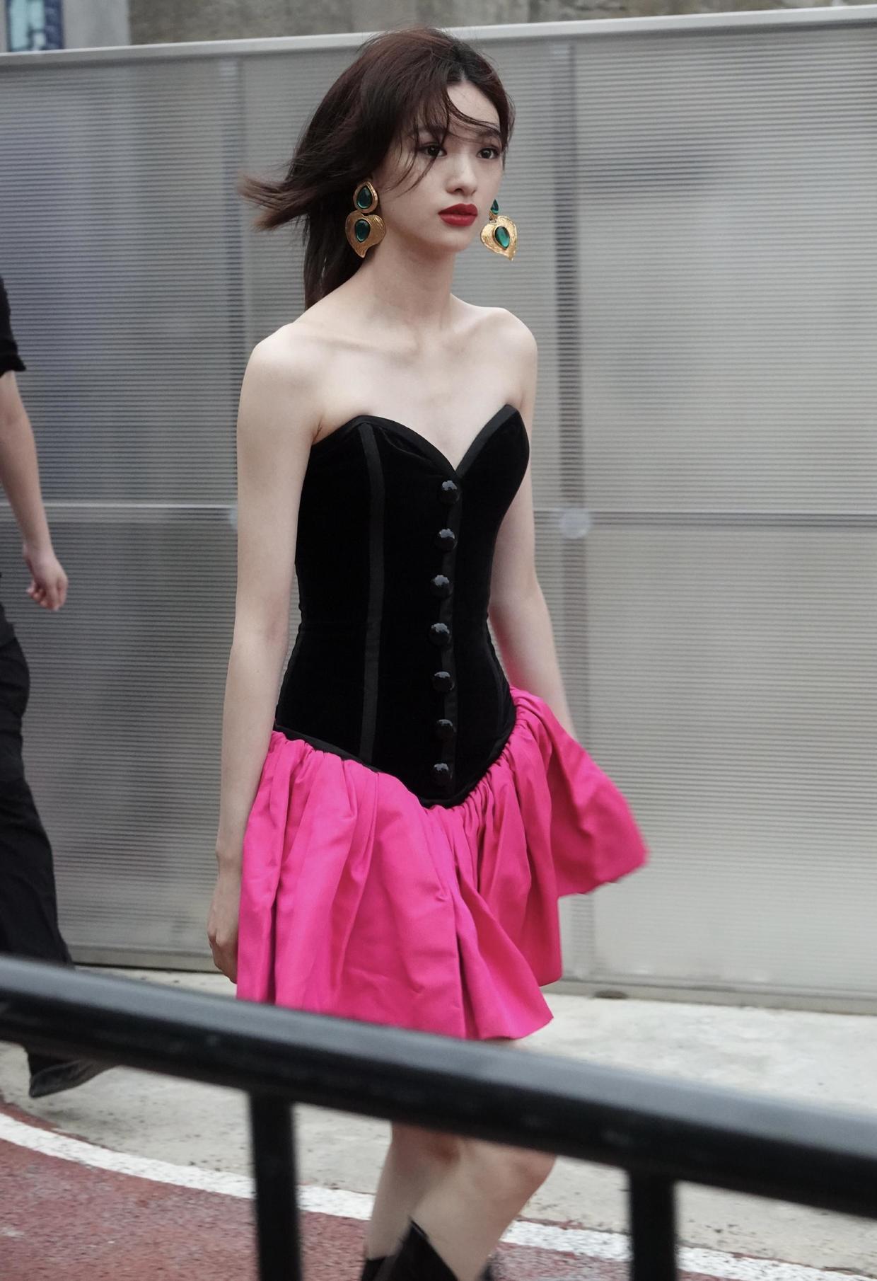 花苞裙|邱天22岁就这么美!穿黑色与玫红色拼接抹胸复古花苞裙,高级时髦