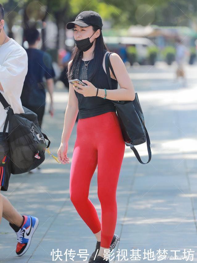 修身运动裤真挺显身材的,难怪时尚女生都喜欢,大方又耐看