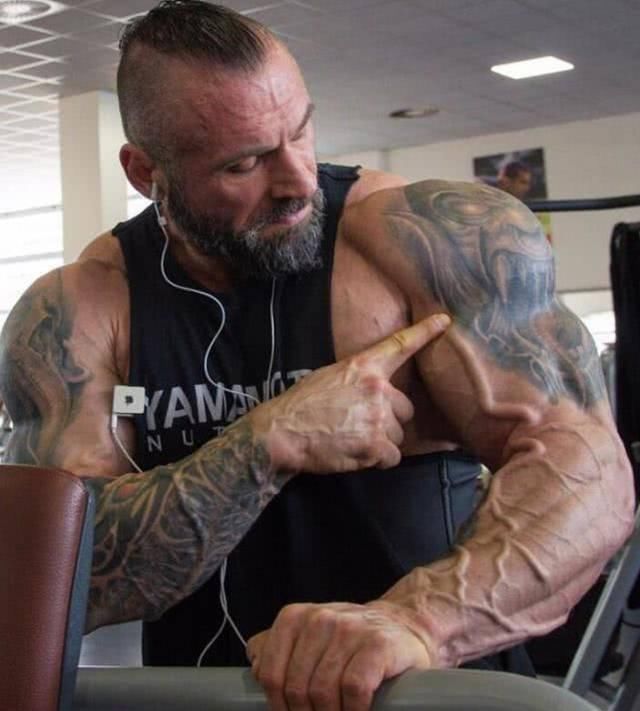 肌肉男|世界最低体脂肌肉男,一次吃十斤生牛肉,肌肉像拉丝一样血管暴突