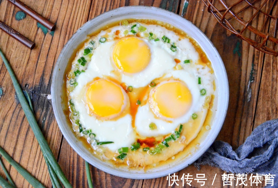 鸡蛋|三个鸡蛋加根葱,这样蒸一蒸,八分钟就出锅,鲜香美味很下饭