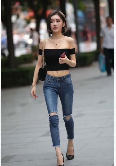 牛仔|黑色一字肩短衫搭配牛仔九分裤,时尚潮流,造型迷人