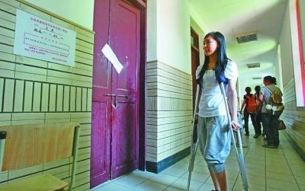 妈妈的话|她因天生残疾埋怨父母,母亲总说要把自己的腿换给她,竟成了真的