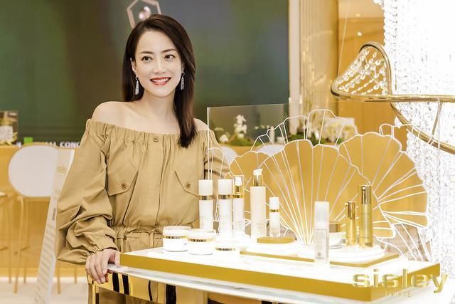 霍汶希穿驼色连体衣成熟优雅 淡妆配流苏耳环大气稳重