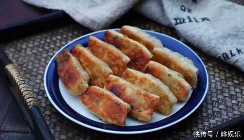 针叶松|茄子最过瘾的吃法，不油炸不用炒，加2斤面粉，一顿3个茄子不够吃