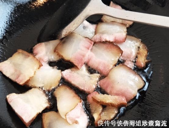 做一道猪油渣酱油炒饭,满满的猪油香气,带来醇厚的味道