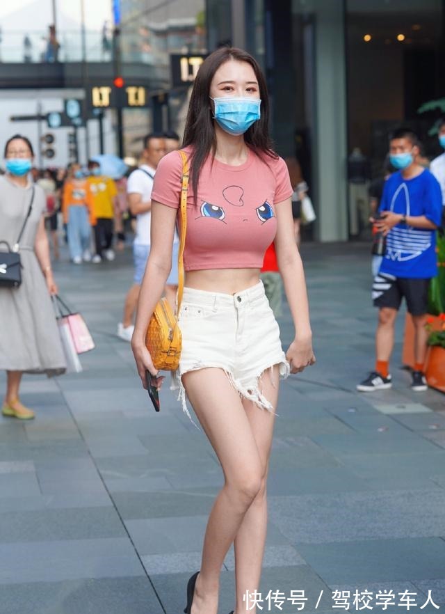 高跟鞋 美女身穿粉色个性T恤，搭配白色热裤，身材立竿见影！