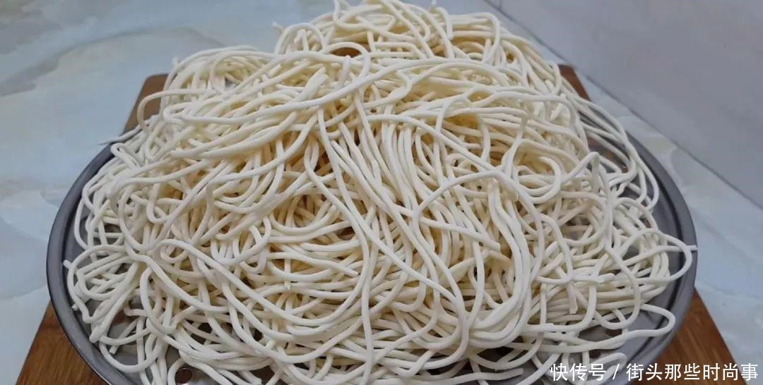 我家面条就爱这么吃,筷子一搅,做出创意凉拌面,比凉皮劲道好吃