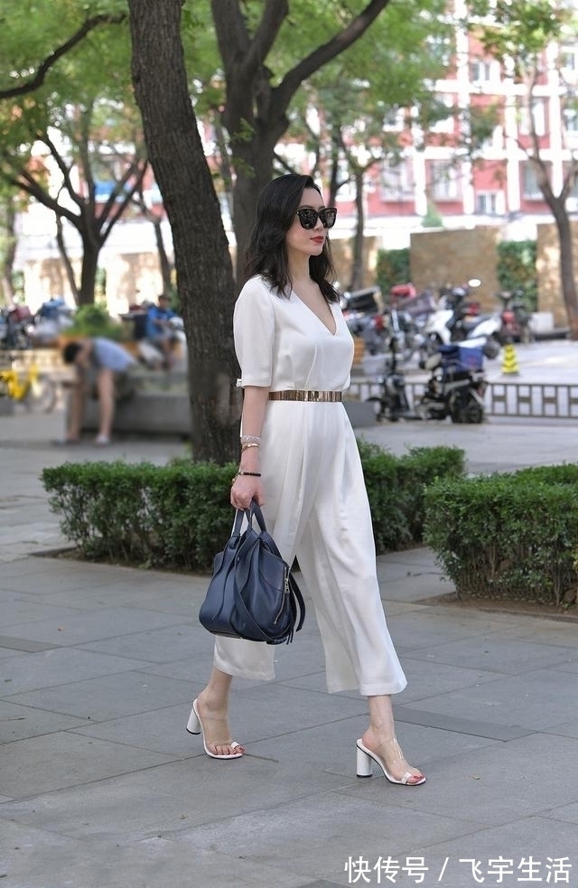 身材高挑|路人街拍,小姐姐打底裤搭配白背心,简约又显得落落大方