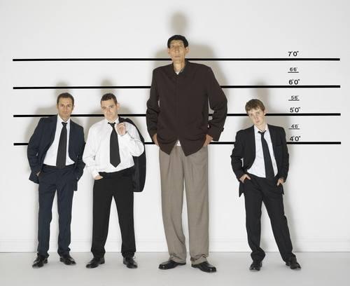 巨人|中国第一巨人身高2.36米,不顾医生反对生下一子,孩子现状成这样