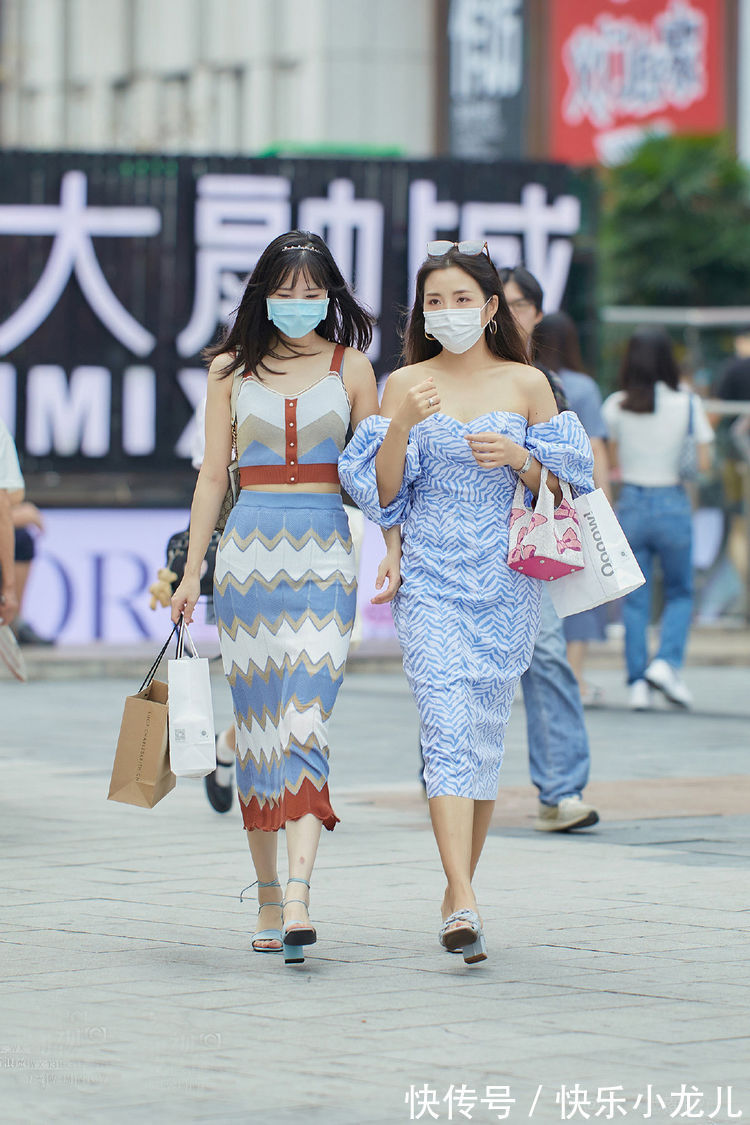 街拍 细细的锯齿条纹一字肩连衣裙,淡蓝色的衬托,清凉时尚又优雅美丽