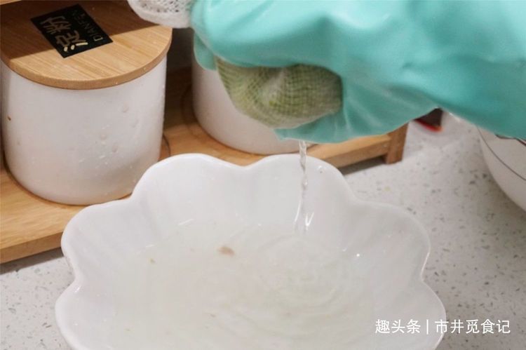 做萝卜猪肉馅饺子,萝卜的处理是关键,方法对了,饱满多汁味道香