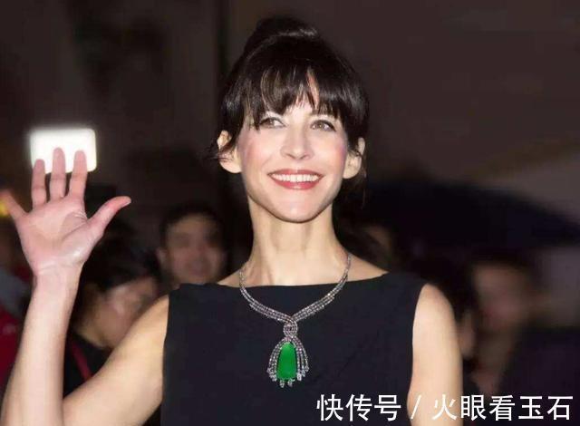 翡翠#法国女神苏菲.玛索对翡翠情有独钟,佩戴9位数翡翠出场,惊艳全场