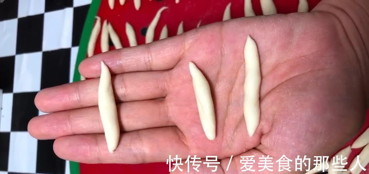 手把手教你做炝拌面鱼，口感香辣味美筋道滑溜，做法比面条简单！