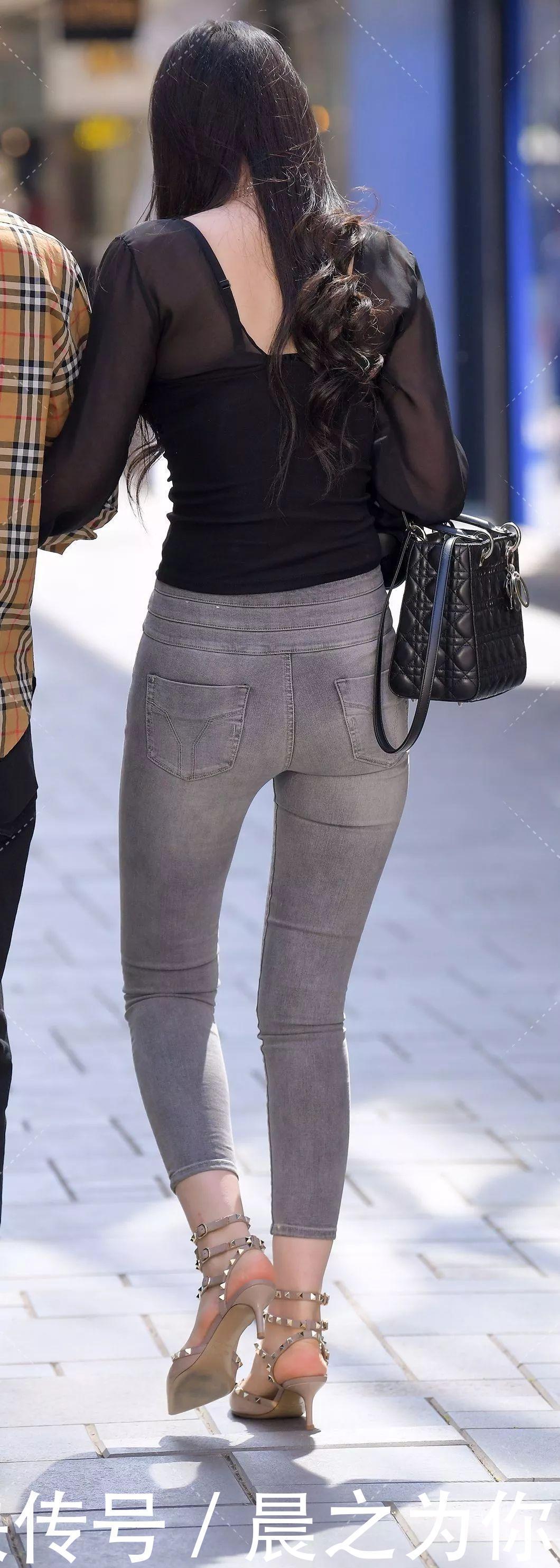 街拍美女:紧身牛仔裤气质女郎,这样的穿真好看,搭配出气质美