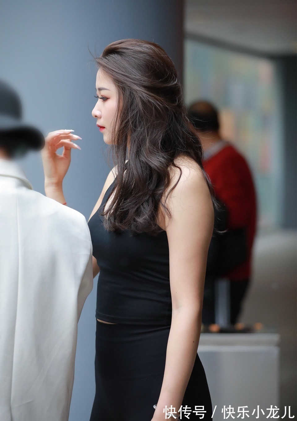 衣服 小姐姐身穿黑色运动背心,搭配黑色打底裤,靠在扶手上很时尚