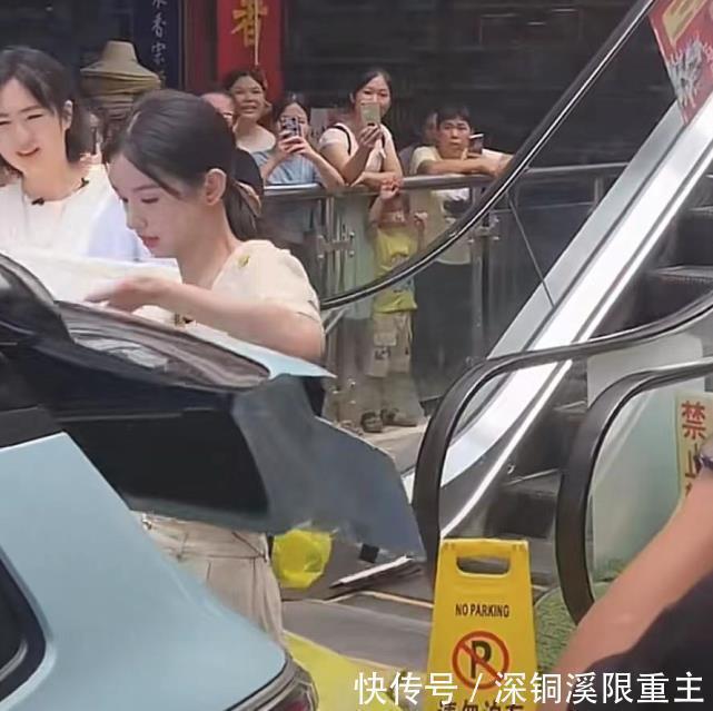 姚安娜|华为二公主姚安娜超市买菜,拿箱子提多个口袋,被赞家教好接地气